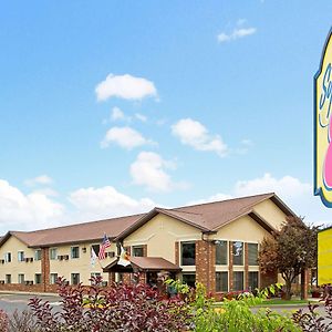 Super 8 By Wyndham Longmont/Twin Peaks
